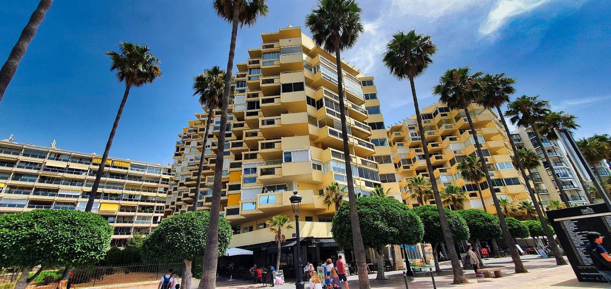 2000. Spacious On The Promenade. * Marbella